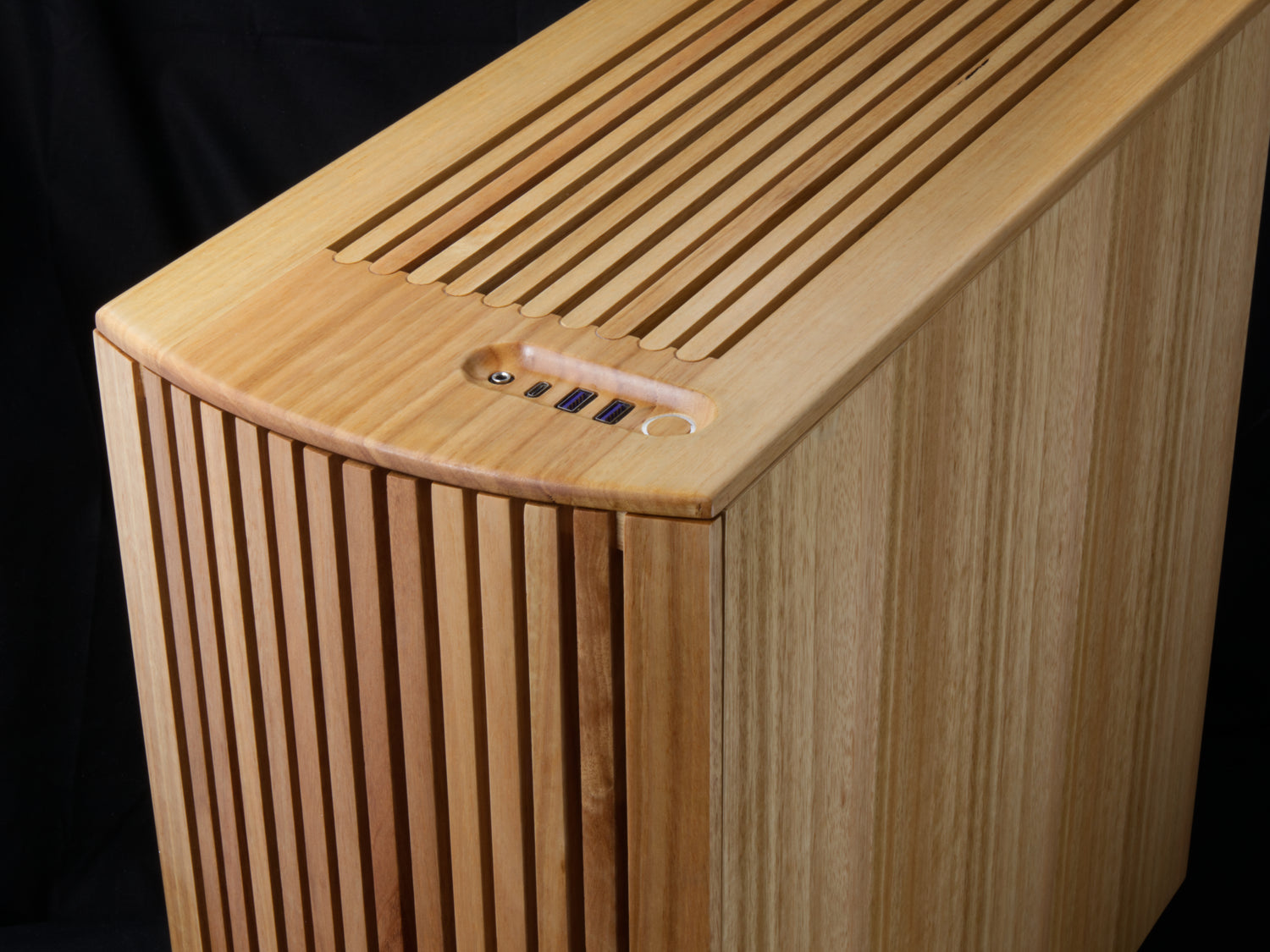The Genesis case by Woodfort Cases. A PC case made with Tasmanian Oak wooden panels giving the case a beautiful, bright, straw coloured appearance. 